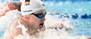 Jugend schwimmt. Christian vom Lehn führt beim 200-Meter-Brustschwimmen. Foto: dpa