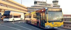 Vorfahrt gestattet. Die BVG fährt nur noch mit dreiachsigen Bussen nach Tegel, weil sich bei diesen Typen die Achslast verringert. Foto: Caro / Sorge