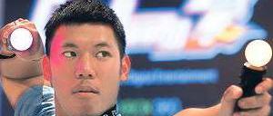 Feuer frei. Impressionen vom Eröffnungstag der Computerspielemesse in Köln: Rechts oben probiert ein junger Mann die neue Steuerung von Sonys Playstation aus, rechts unten werben als Soldaten verkleidete Darsteller für das Spiel „Homefront“ (Heimatfront). Fotos: rtr, dpa