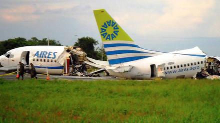 Auseinander gebrochen und über die Landebahn geschleift - die Boeing 737.