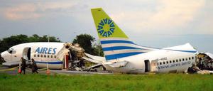 Auseinander gebrochen und über die Landebahn geschleift - die Boeing 737.