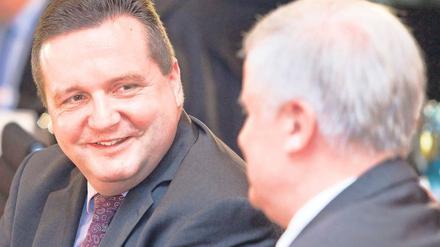 Brüder im Geiste. Bayerns Ministerpräsident Horst Seehofer (r.) kann gut damit leben, dass sein Bundesland traditionell gern den Konflikt mit dem Bund sucht. Jetzt setzt offenbar auch der baden-württembergische Landeschef Stefan Mappus (l.) auf diese Strategie. 