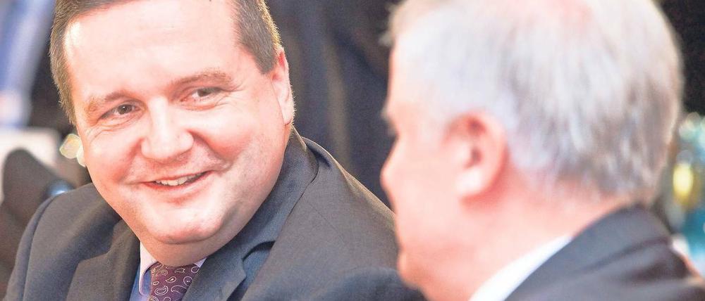 Brüder im Geiste. Bayerns Ministerpräsident Horst Seehofer (r.) kann gut damit leben, dass sein Bundesland traditionell gern den Konflikt mit dem Bund sucht. Jetzt setzt offenbar auch der baden-württembergische Landeschef Stefan Mappus (l.) auf diese Strategie.