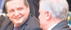 Brüder im Geiste. Bayerns Ministerpräsident Horst Seehofer (r.) kann gut damit leben, dass sein Bundesland traditionell gern den Konflikt mit dem Bund sucht. Jetzt setzt offenbar auch der baden-württembergische Landeschef Stefan Mappus (l.) auf diese Strategie. 