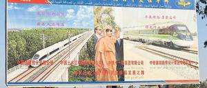 Lockendes Versprechen. Muhammar Gaddafi auf einem Plakat der China Railway Construction in Libyen. Foto: Katharina Eglau