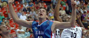 Kein Grund zur Aufregung: Auch ohne ihre gesperrten Mannschaftskollegen Teodosic und Krstic konnten Serbiens Basketballer Angola ohne Mühe bezwingen. Hier rangeln Novica Velickovic (l.) and Kosta Perovic (M.)mit Eduardo Mingas (2. v. r.) und Joaquim Gomes (r.) unter dem Korb.