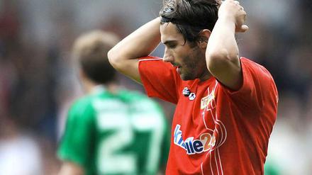 Es ist zum Haareraufen: Unions Santi Kolk war die tragische Figur im Spiel gegen Fürth. Erst ließ er die Hoffnung auf einen Punkt mit seinem Anschlusstreffer wieder aufkeimen, um sie dann selbst vom Elfmeterpunkt aus zunichte zu machen. 