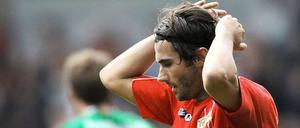 Es ist zum Haareraufen: Unions Santi Kolk war die tragische Figur im Spiel gegen Fürth. Erst ließ er die Hoffnung auf einen Punkt mit seinem Anschlusstreffer wieder aufkeimen, um sie dann selbst vom Elfmeterpunkt aus zunichte zu machen. 