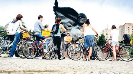 History sells. Nazi- und Ost-West-Grusel zieht Touiristen genauso an wie Kultur, Clubs, Grün, Platz und der Reiz des unfertigen im verglichen mit anderen Metropolen urban weit weniger verdichteten Berlin.