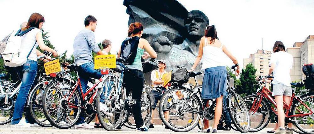 History sells. Nazi- und Ost-West-Grusel zieht Touiristen genauso an wie Kultur, Clubs, Grün, Platz und der Reiz des unfertigen im verglichen mit anderen Metropolen urban weit weniger verdichteten Berlin.