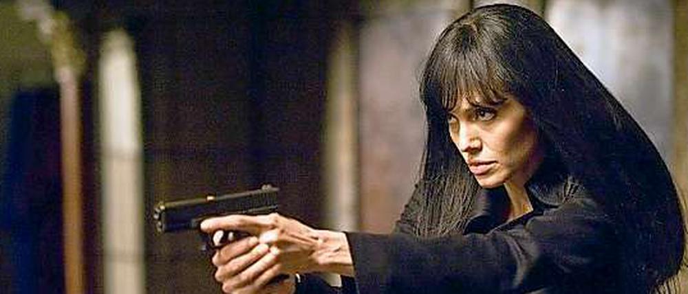 Amazone Angelina alias Agentin Evelyn Salt in Aktion.