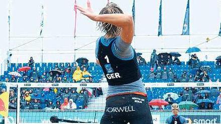 Spiel im Regen. Laura Ludwig schlägt auf. 