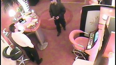 Mit einem Messer bewaffnet forderte der Täter von einem Mitarbeiter der Spielhalle Bargeld.