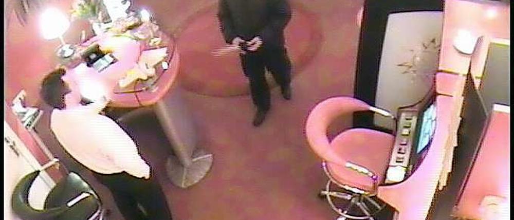 Mit einem Messer bewaffnet forderte der Täter von einem Mitarbeiter der Spielhalle Bargeld.