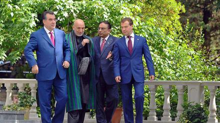 Der tadschikische Präsident Rachmon, sein afghanischer Kollege Karsai sowie die Staatschefs aus Pakistan und Russland, Zardari und Medwedew (v.l.n.r.) in Sotschi.