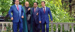 Der tadschikische Präsident Rachmon, sein afghanischer Kollege Karsai sowie die Staatschefs aus Pakistan und Russland, Zardari und Medwedew (v.l.n.r.) in Sotschi.