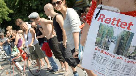 Halten die Gründe des Bezirksamtes für vorgeschoben: Hier protestieren Kreuzberger gegen geplante Baumfällungen am Landwehrkanal (2007).