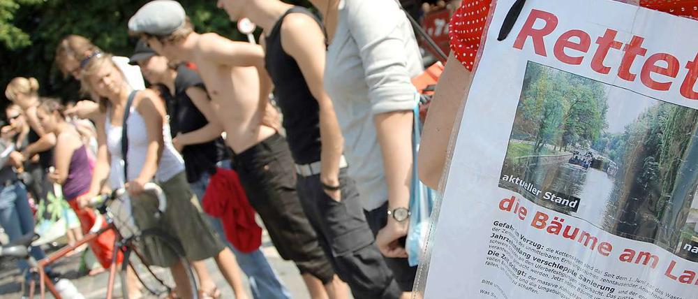 Halten die Gründe des Bezirksamtes für vorgeschoben: Hier protestieren Kreuzberger gegen geplante Baumfällungen am Landwehrkanal (2007).