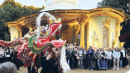 Wo die Drachen tanzen. Das Chinesische Haus im Park Sanssouci dürfte wie in den Vorjahren auch bei der 12. Potsdamer Schlössernacht am Sonnabend die Besucher in Scharen anlocken. Das nächtliche Programm in und zwischen den alten preußischen Prachtbauten bestreiten rund 350 Künstler. Foto: Rainer Jensen/dpa