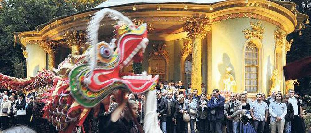 Wo die Drachen tanzen. Das Chinesische Haus im Park Sanssouci dürfte wie in den Vorjahren auch bei der 12. Potsdamer Schlössernacht am Sonnabend die Besucher in Scharen anlocken. Das nächtliche Programm in und zwischen den alten preußischen Prachtbauten bestreiten rund 350 Künstler. Foto: Rainer Jensen/dpa