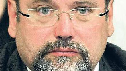 Der „Aufklärer“: Duisburgs OB Adolf Sauerlands erkannte am Mittwochnachmittag, dass die Veröffentlichung der Dokumente nicht mehr zu stoppen war. Foto: ddp