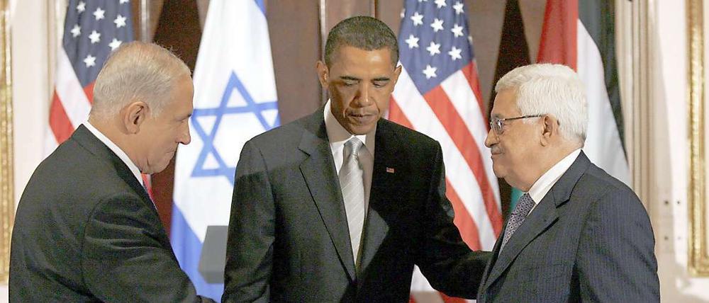 US-Präsident Barack Obama (M) begrüßte den israelischen Ministerpräsidenten Benjamin Netanjahu (l) und Palästinenserpräsident Mahmud Abbas am 22.09.2009 beim Nahost-Dreiergipfel in New York. Nun sollen sich Israelis und Palästinenser wieder an einen Verhandlungstisch setzen.