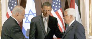 US-Präsident Barack Obama (M) begrüßte den israelischen Ministerpräsidenten Benjamin Netanjahu (l) und Palästinenserpräsident Mahmud Abbas am 22.09.2009 beim Nahost-Dreiergipfel in New York. Nun sollen sich Israelis und Palästinenser wieder an einen Verhandlungstisch setzen.