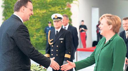Gib die Hand. Oder doch nicht? Schon zur Begrüßung kann durch kulturelle Unterschiede jede Menge schief gehen bei geschäftlichen Kontakten im Ausland. In Russland nickt man Frauen eigentlich nur zu, ein Händedruck ist verpönt. Foto: dpa(2), AFP, ddp, picture-alliance
