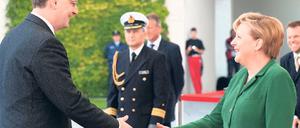 Gib die Hand. Oder doch nicht? Schon zur Begrüßung kann durch kulturelle Unterschiede jede Menge schief gehen bei geschäftlichen Kontakten im Ausland. In Russland nickt man Frauen eigentlich nur zu, ein Händedruck ist verpönt. Foto: dpa(2), AFP, ddp, picture-alliance