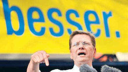 Lang ist’s her. Im Wahlkampf 2009 hat die FDP – hier Parteivorsitzender Guido Westerwelle in München – eine Menge versprochen. 14,6 Prozent der Wähler hofften auf die Liberalen. Nun liegen sie in Umfragen unter fünf Prozent. Foto: Oliver Lang/ddp