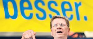Lang ist’s her. Im Wahlkampf 2009 hat die FDP – hier Parteivorsitzender Guido Westerwelle in München – eine Menge versprochen. 14,6 Prozent der Wähler hofften auf die Liberalen. Nun liegen sie in Umfragen unter fünf Prozent. Foto: Oliver Lang/ddp