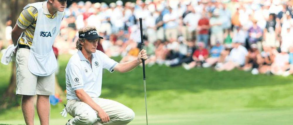 Stoiker auf dem Grün. Bernhard Langer überzeugt auch mit 52 Jahren durch seine endlose Geduld und enorme Konzentrationsfähigkeit. Foto: AFP