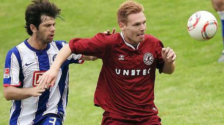 Richard Steiner (r., im Bild mit Herthas Levan Kobiashvili) darf mit dem BFC nun doch im Landespokal antreten.