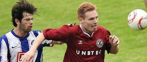 Richard Steiner (r., im Bild mit Herthas Levan Kobiashvili) darf mit dem BFC nun doch im Landespokal antreten.