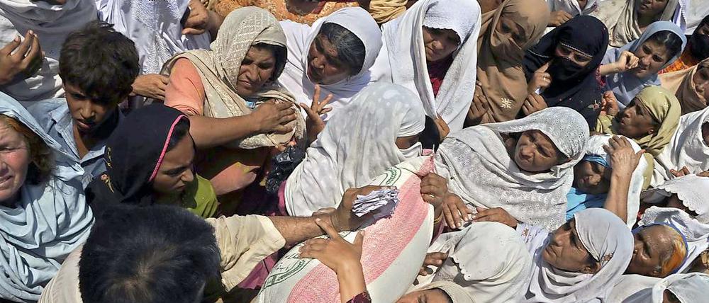 Überlebende Frauen warten auf Hilfspakete.