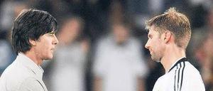 Kurzfrist-Kapitän. In Kopenhagen wird Thomas Hitzlsperger, hier mit Bundestrainer Joachim Löw (links), die deutsche Nationalmannschaft aufs Feld führen.