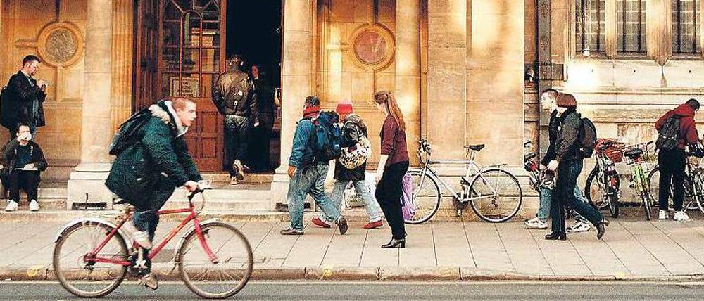 Uni Oxford: Auf ins Studium? Wegen Sparmaßnahmen wird es auch an Großbritanniens Unis künftig mehr überfüllte Hörsäle und größere Lerngruppen geben. 