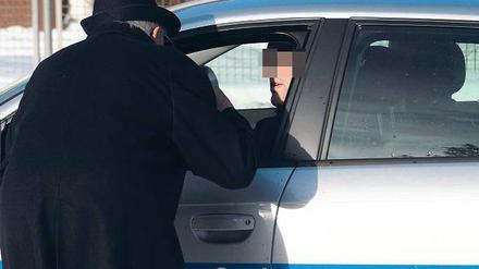 Im Einsatz. Noch im Februar ließ sich Ordnungsamtsmitarbeiter Thomas M. bei einer seiner Touren bereitwillig von Journalisten begleiten und fotografieren.