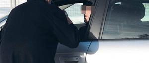 Im Einsatz. Noch im Februar ließ sich Ordnungsamtsmitarbeiter Thomas M. bei einer seiner Touren bereitwillig von Journalisten begleiten und fotografieren.