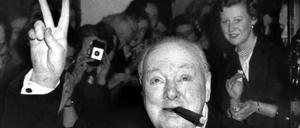 Zigarre und Victory-Zeichen: Winston Churchill. 