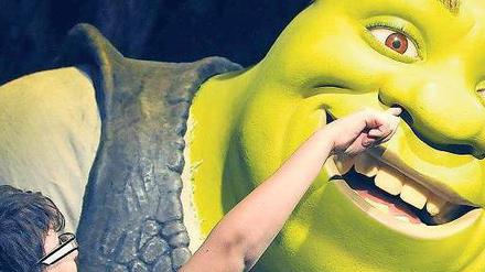 Bitte nicht niesen! Man kann Shreks Nase nicht gerade als zierlich bezeichnen, auch die Ohren sind alles andere als elegant. Er hat es dennoch zum Filmstar gebracht und seit gestern auch zur Figur bei Madame Tussauds Unter den Linden. Foto: Preiss/ddp