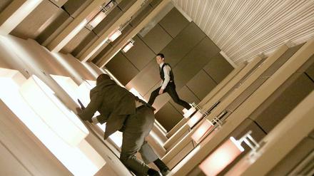 Joseph Gordon Levitt kämpft als Meisterdieb-Gehilfe in einem rotierenden Hotelflur gegen Agenten.