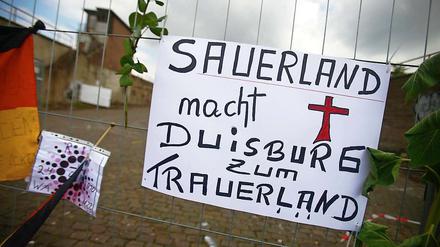 Viele Duisburger machen Oberbürgermeister Adolf Sauerland für die Loveparade-Katastrophe mitverantwortlich und fordern seinen Rücktritt.