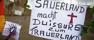 Viele Duisburger machen Oberbürgermeister Adolf Sauerland für die Loveparade-Katastrophe mitverantwortlich und fordern seinen Rücktritt.