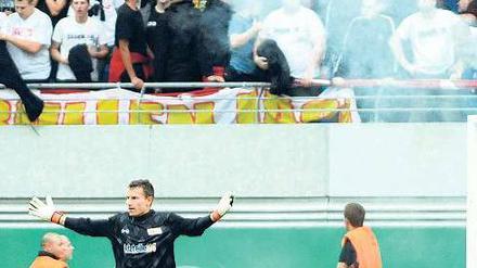 Passivraucher. Unions Torhüter Jan Glinker spielte weiter, obwohl hinter ihm ein Feuerwerkskörper explodiert war.
