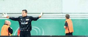 Passivraucher. Unions Torhüter Jan Glinker spielte weiter, obwohl hinter ihm ein Feuerwerkskörper explodiert war.