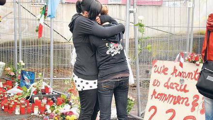 Keiner übernimmt die Verantwortung, keiner sagt Entschuldigung. Trauernde am Ort des Unglücks. 