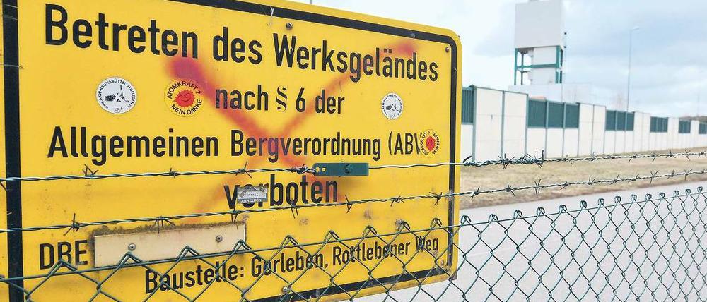 Der Stacheldraht kehrt zurück. Seitdem Umweltminister Norbert Röttgen verkündet hat, dass die Erkundung des umstrittenen Endlagers Gorleben wieder aufgenommen werden soll, gibt es wieder Stacheldraht auf dem Zaun. Das Bundesamt für Strahlenschutz hatte sich in den Jahren zuvor um Abrüstung bemüht.