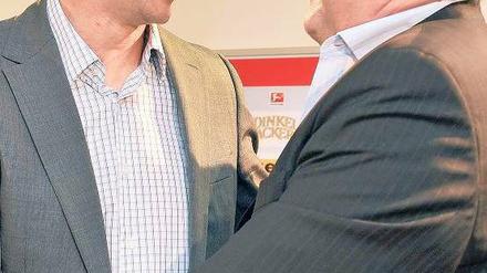 Willkommen. Vorstand Ulrich Ruf (r.) empfängt Sportdirektor Fredi Bobic.