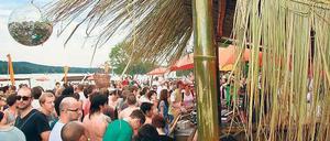 Tropenflair. Die Temperaturen in diesem Sommer passen schon mal. Damit das Ambiente stimmt, karren Partyveranstalter wie hier in Grünau einfach noch ein bisschen Sand an. 